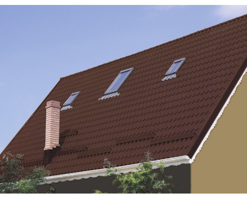 Strecha s škridlami, strešnými oknami a komínom