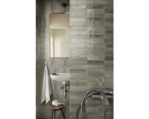 Moderná kúpeľňa s umývadlom, zrkadlom a sivými obkladmi