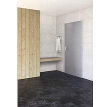 Kúpeľňa s drevenou stenou, lavicou, držiakom na uteráky, dverami a podlahovými dlaždicami