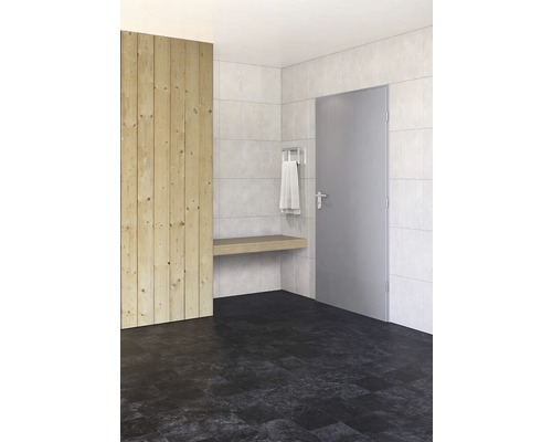 Kúpeľňa s drevenou stenou, lavicou, držiakom na uteráky, dverami a podlahovými dlaždicami