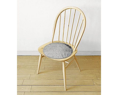 Drevená stolička s okrúhlym sivým sedákom