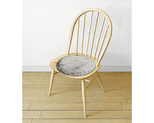Drevená stolička s okrúhlym, chlpatým podsedákom
