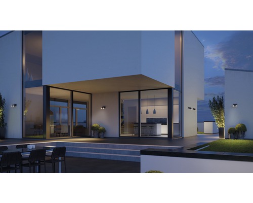 Moderná fasáda domu s vonkajším osvetlením, terasou a záhradou