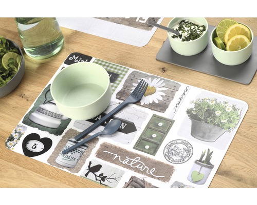 Prestretý stôl s prestieraním, riadom a príbormi