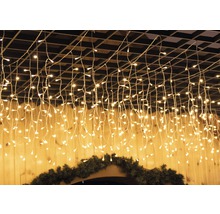 Dekoratívne svetelné reťaze visia zo stropu.