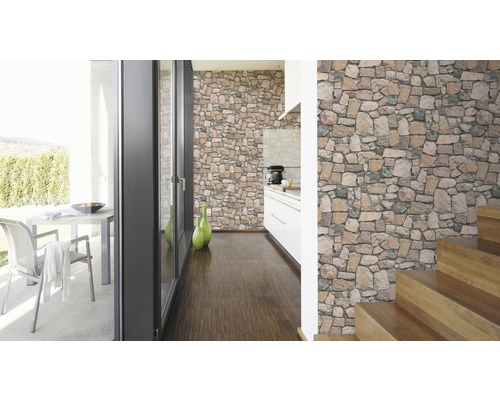 Interiér s kamennou tapetou, drevenou podlahou a vonkajšou terasou