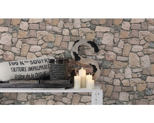 Dekoratívny dizajn stien s tapetou so vzorom kameňa a bielymi sviečkami