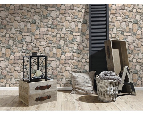 Dekoratívne obytné prostredie s kamennou tapetou, lampášom a drevenými debnami