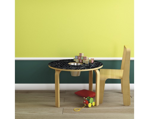 Detský stolík so stoličkou, kockami a hračkou vláčika v detskej izbe