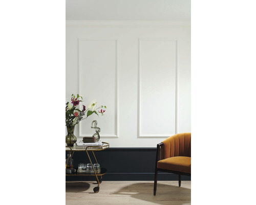 Dekoratívna obývacia izba s nástennými panelmi, servírovacím vozíkom a kreslom