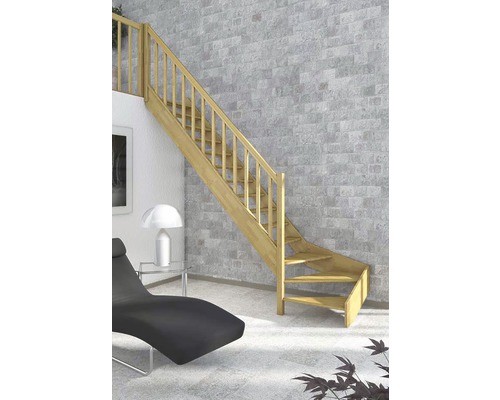 Drevené schodisko so zábradlím v modernom obývacom priestore