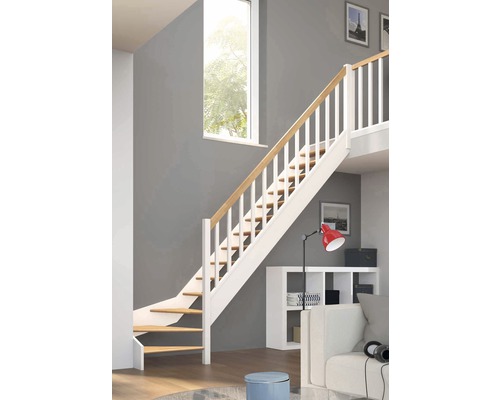 Schodisko s drevenými stupňami a bielym zábradlím v modernom obývacom priestore.