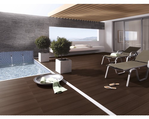 Terasa s bazénom, ležadlami a kvetináčmi