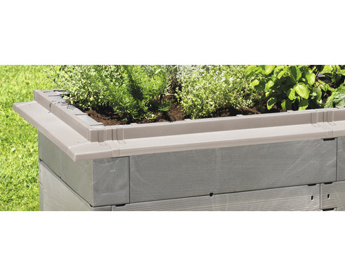 Plastový vyvýšený záhon osadený bylinkami