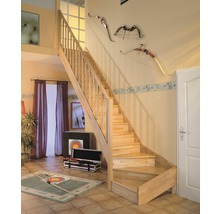 Drevené schodisko so zábradlím v obývacej izbe s terčom a lukom