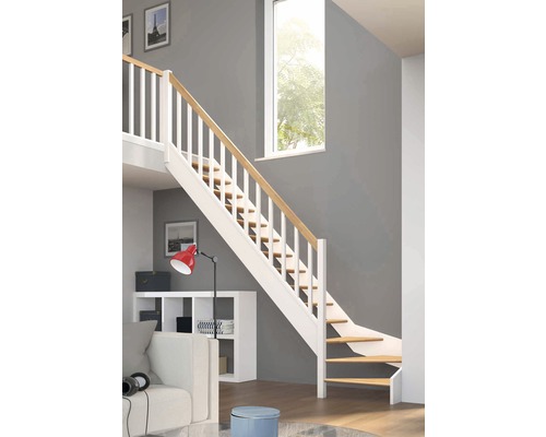 Pohľad do miestnosti so schodiskom s drevenými schodmi a bielym zábradlím