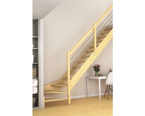 Drevené schodisko s nerezovým zábradlím vo svetlej obývacej izbe