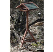 Vtáčia búdka so stojanom v záhrade