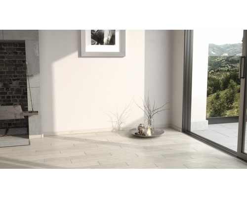 Svetlá miestnosť s krbom, umeleckým dielom a terasovými dverami s výhľadom do zelene.