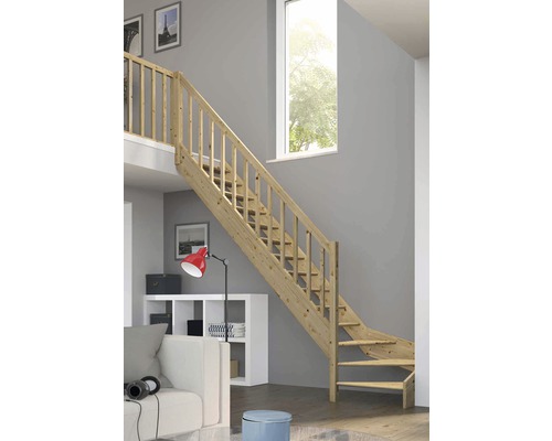 Drevené schodisko v obývacej izbe s oknom