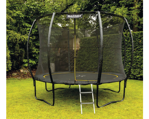 Trampolína so sieťou a rebríkom v záhrade