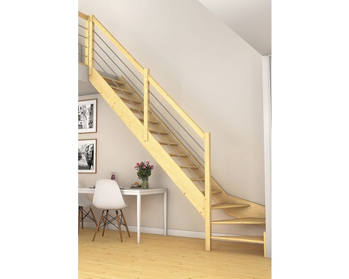 Drevené schodisko s kovovým zábradlím vo svetlej miestnosti.