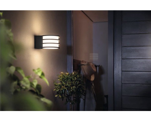 Nástenné vonkajšie svietidlo na stene domu