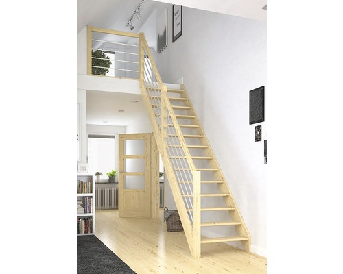 Drevené schodisko s kovovým zábradlím v svetlej obývacej izbe