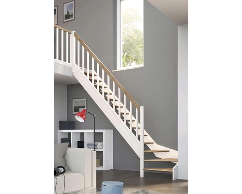 Schodisko s drevenými schodmi, bielym zábradlím a držadlom v obývacej izbe