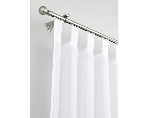 Záclonová tyč s bielymi závesmi s pútkami
