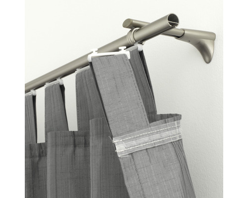 Záclonová tyč so sivými závesmi a upevnením