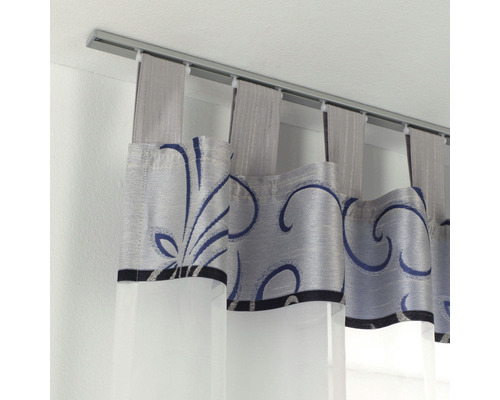 Záclonová tyč so zaveseným vzorovaným závesom