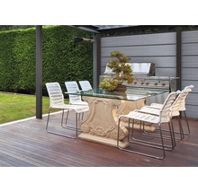 Vonkajšie sedenie so záhradným stolom so sklenenou doskou, záhradnými stoličkami, grilom a bonsajom