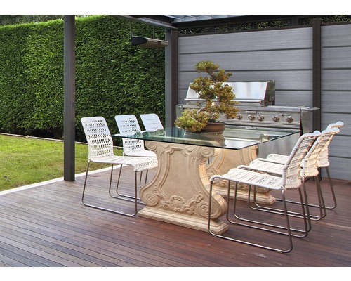 Vonkajšie sedenie so záhradným stolom so sklenenou doskou, záhradnými stoličkami, grilom a bonsajom