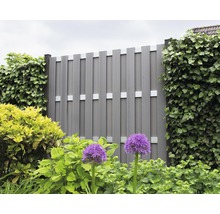 Pohľad do záhrady so sivým plotom na ochranu súkromia a rastlinami