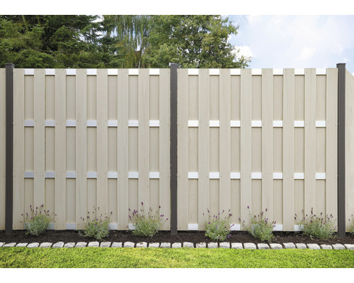 Drevený plot s stĺpikmi