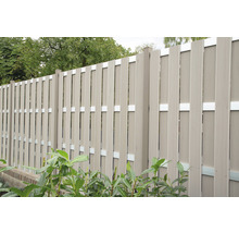 Plastový plot s kovovými prvkami v záhrade