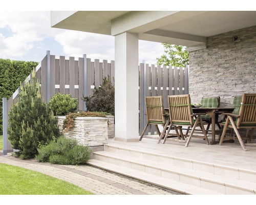 Terasa s dreveným plotom, kamenným stolom a stoličkami