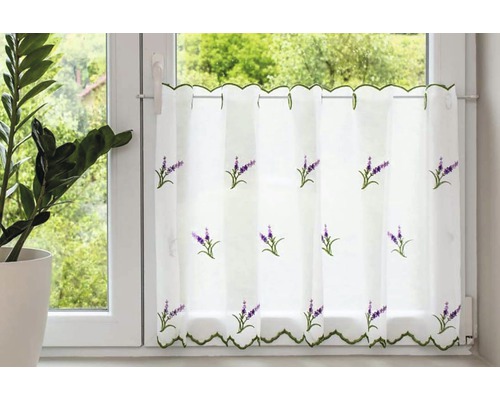 Záclona s levanduľovou výšivkou pred oknom