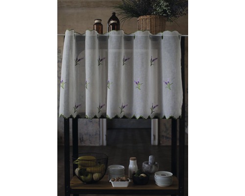 Kuchynská scéna so záclonami s levanduľovou výšivkou, riadom a zaváracími pohármi na polici