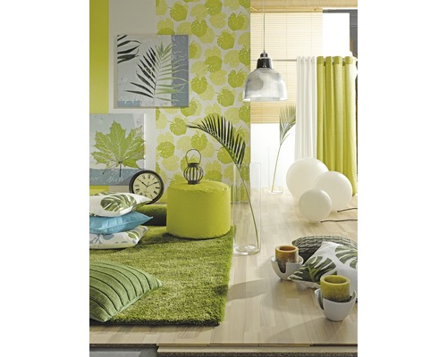 Svetlý dizajn izby so zelenými textíliami, kobercom, vankúšmi a nástennými maľbami s rastlinnými motívmi