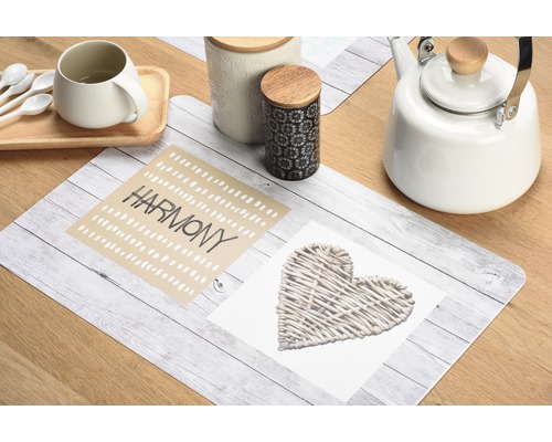 Dekorácia stola s prestieraním, šálkou, čajníkom a dózami na drevenom stole