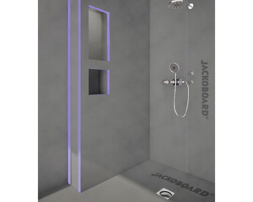 Sprchovací kút so zabudovanými policami, sprchovacou armatúrou a logom Jackoboard.