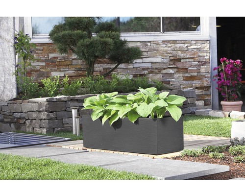 Obdĺžnikový plastový kvetináč s rastlinami v záhrade