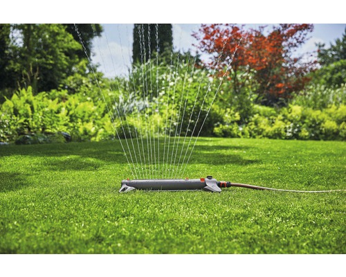 Zavlažovač trávnika v prevádzke na zelenom trávniku