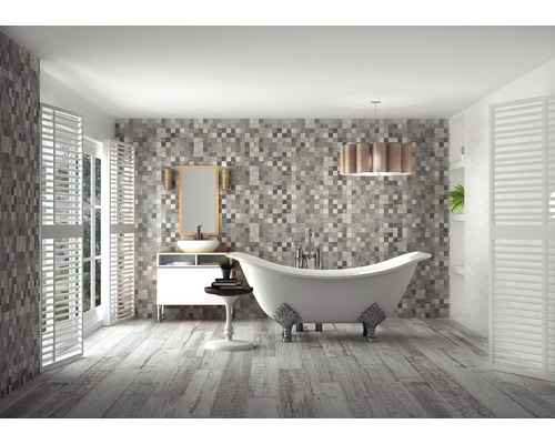 Kúpeľňa s vaňou, umývadlom, zrkadlom a mozaikovými obkladmi