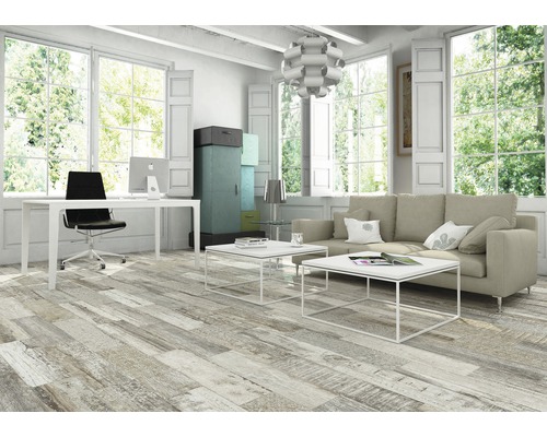 Svetlá miestnosť s kancelárskym priestorom, posedením a podlahou so vzhľadom dreva