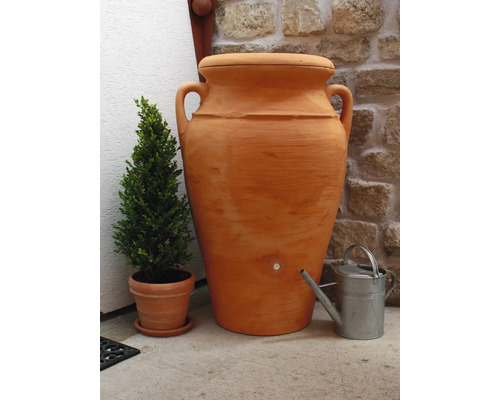 Terakotová amfora na vodu s kohútikom, vedľa kanva a kvetináč s buxusom