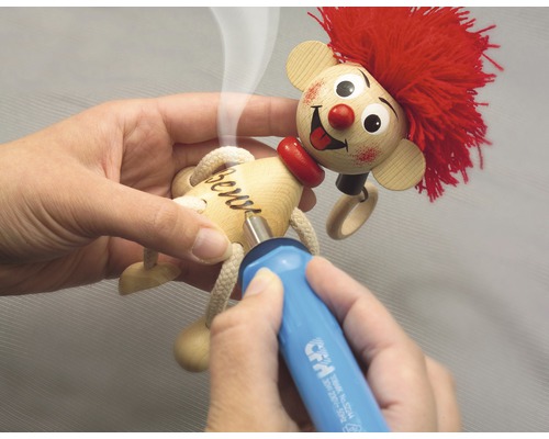 Drevená bábika je popísaná pyrografickým perom