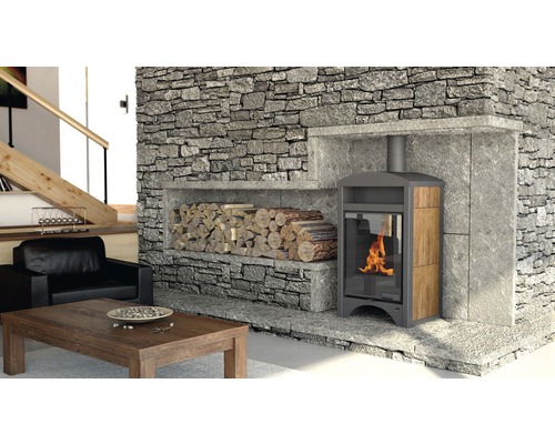 Obývacia izba s krbovými kachľami, hromadou dreva a stenou z prírodného kameňa